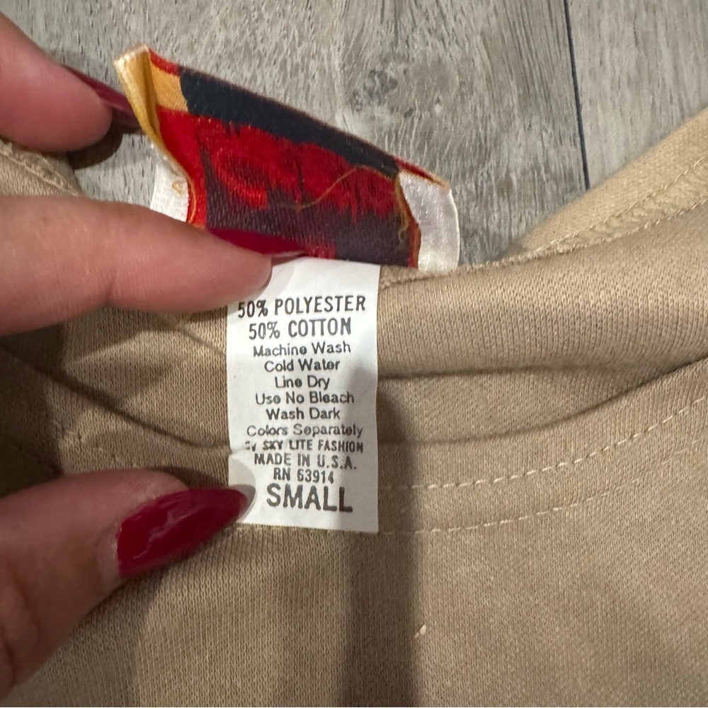 Cristin Steven’s Sport Women's Vintage Cotton T-shirt Tan w/Red Flowers Size Sm - Picture 3 of 5